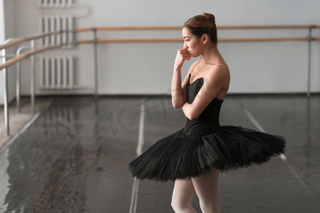 芭蕾舞女演员排练结束后带着芭蕾在教室休息