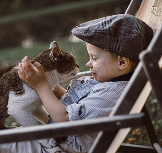 可爱的小男孩抱着一只猫