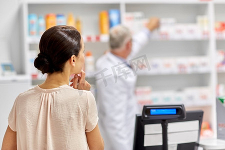 医药、药学、保健和人的概念--女性在药房买药。一名女子在药房买药