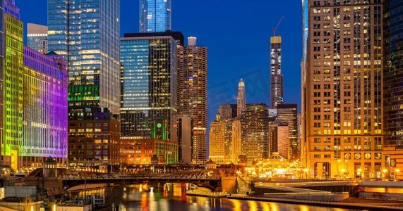 全景拍摄的城市市中心和芝加哥河日落夜在芝加哥伊利诺伊州美国。