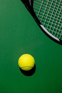 顶视图网球与球拍。高分辨率照片。顶视图网球与球拍。高品质的照片