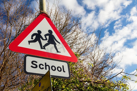 学校警告道路交通标志