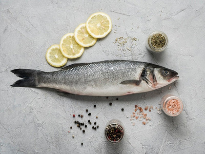 平铺鱼，柠檬香料。高分辨率照片。平铺鱼，柠檬香料。高质量照片