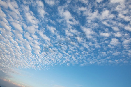 蓝色白云摄影照片_阳光明媚的背景，蓝天与白云，自然背景。