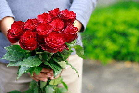 情人节那天，一位年轻人送给女友一盒玫瑰花。