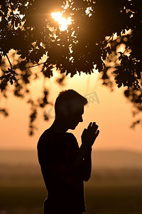 耶稣传教摄影照片_特写肖像年轻人祈祷双手紧握 