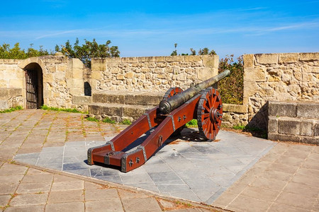 西班牙圣塞巴斯蒂安或多诺斯蒂亚市乌尔古尔山上的大炮和莫塔城堡墙