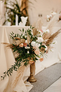 优雅的婚礼装饰品由天然花卉和绿色元素制成