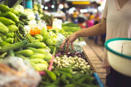 健康水果摄影照片_妇女购物有机蔬菜和水果