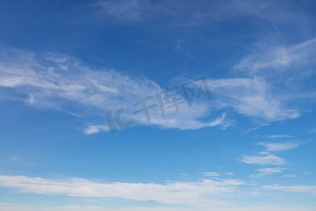 气候摄影照片_晴朗的背景，蓝天白云，自然的背景。