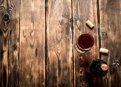 带软木塞的红酒。在木制背景上。带软木塞的红酒。
