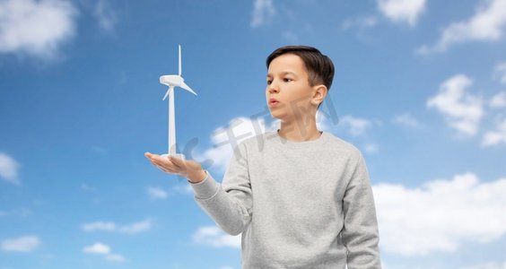 风吹儿童摄影照片_风力、涡轮机、风车、能源