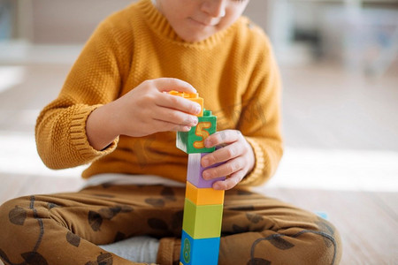 孩子玩方块高分辨率照片。孩子玩方块高品质的照片