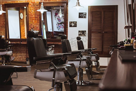 古董椅子和静态理发店的室内装饰。理发店里的老式椅子