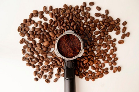 由咖啡豆制成的抽象树形。高分辨率照片。由咖啡豆制成的抽象树形。高品质的照片