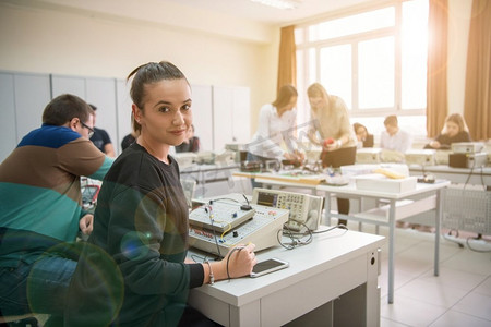 青年学生与教师在电子教室做技术职业实践，教育和技术概念