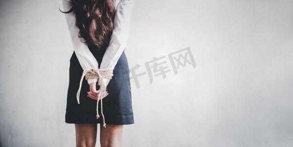 绑架、劫持人质、逮捕、强迫