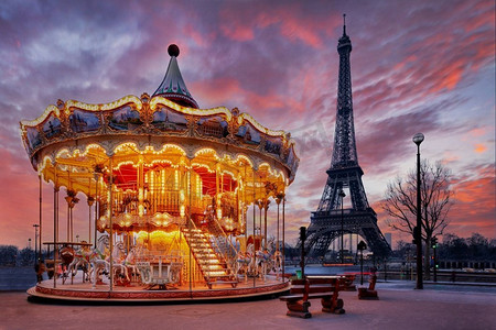巴黎埃菲尔铁塔附近的灯光老式旋转木马。日落在老式旋转木马靠近埃菲尔铁塔，巴黎