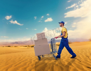 在沙漠里带着手推车的男信使。分销业务。货物运送。空的，干净的容器。物流服务