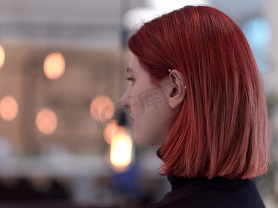 红发女商人肖像作为创意现代合作创业公司开放空间办公室的影响者