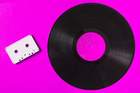 音频白色盒式磁带乙烯基记录粉红色背景