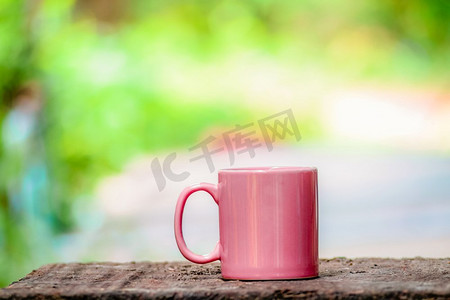 木头颜色背景背景摄影照片_陶瓷咖啡杯，旧木头，夏日自然绿黄相间