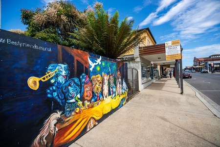展板2018摄影照片_塔斯马尼亚，澳大利亚—2018年12月8日：壁画涂鸦在澳大利亚塔斯马尼亚州谢菲尔德镇的街道上画在墙上。
