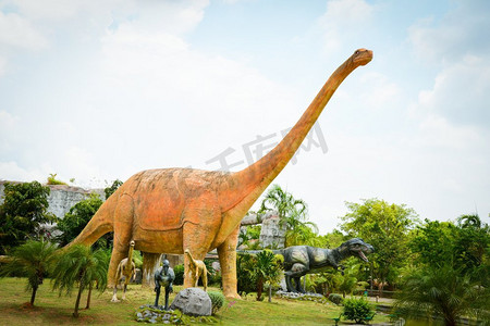 孔敬，泰国2018年5月13日：恐龙公园/棕榈树花园中的不同物种恐龙雕像