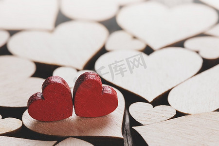 多木无色的心背景，两个红色的特殊的真爱概念。木心背景