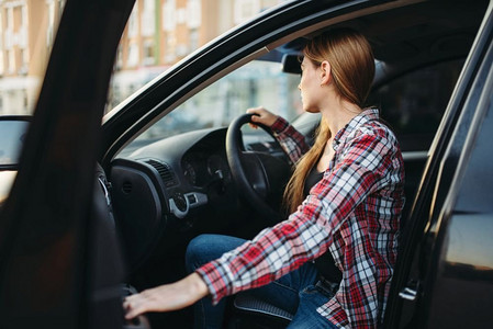 女司机初学者坐在车里。女人在汽车，驾驶汽车概念。女司机初学者坐在车里