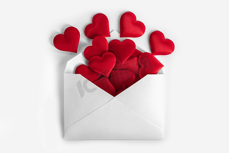 情人节情书，信封工艺纸与红心堆散布在白色背景情人节情书