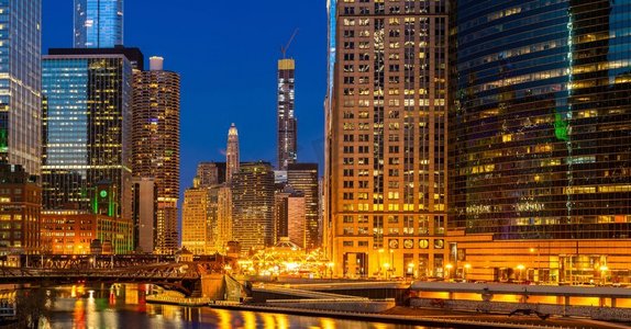 伊利奶粉摄影照片_全景拍摄了美国伊利诺伊州芝加哥的芝加哥市中心和芝加哥河日落之夜。