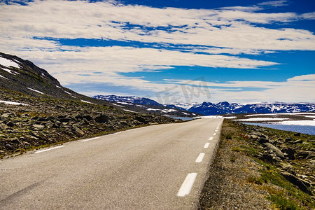 挪威山区的柏油路，挪威的国家旅游路线奥兰茨维根。挪威山区的沥青路