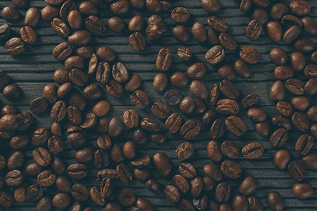 烤咖啡豆咖啡豆在桌子木黑暗的背景。柔和的焦点。