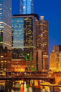 芝加哥市中心和芝加哥河日落之夜在芝加哥伊利诺伊州美国。