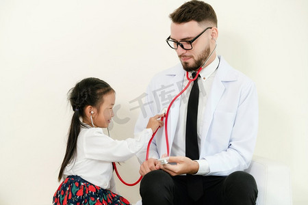 小孩在医院办公室看医生。孩子很高兴，不怕医生。医疗和儿童保健概念。