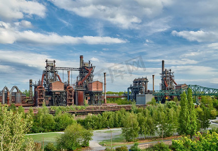 德国杜伊斯堡废弃的工业工厂。公共公园Landschaftspark，地标和旅游景点。
