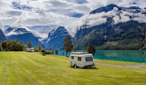 家庭自然摄影照片_家庭度假旅行房车，度假旅行在汽车之家，大篷车度假。挪威自然风光秀丽。