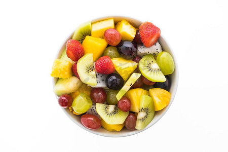 混合水果与草莓，猕猴桃，菠萝，火龙果，葡萄，和甜瓜在白色板隔绝在白色背景—健康食品样式