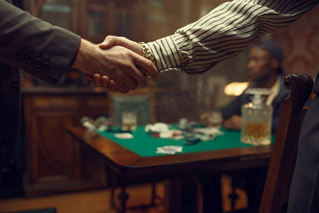 手碰手摄影照片_男性扑克玩家在赌场握手。游戏中的碰运气上瘾，冒险，赌场。男士用威士忌和雪茄消遣