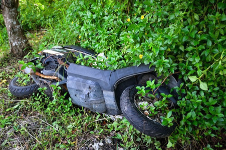 摩托车的残骸