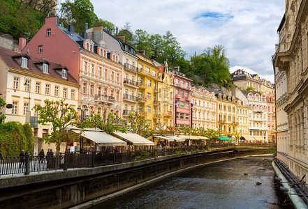 城市河流和户外咖啡馆，卡洛维法利，捷克共和国，欧洲。欧洲古镇，著名的旅游胜地