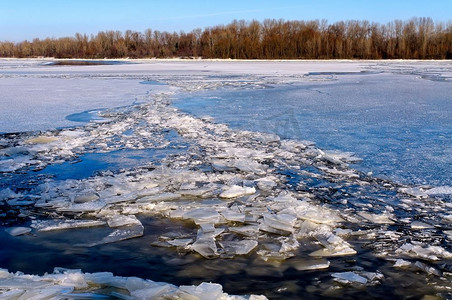 基辅的第聂伯河完全冻结。到处都是冰块