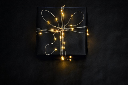 黑色礼物盒包裹与字符串灯