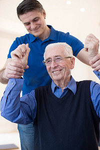 男护士举臂评估老年脑卒中患者