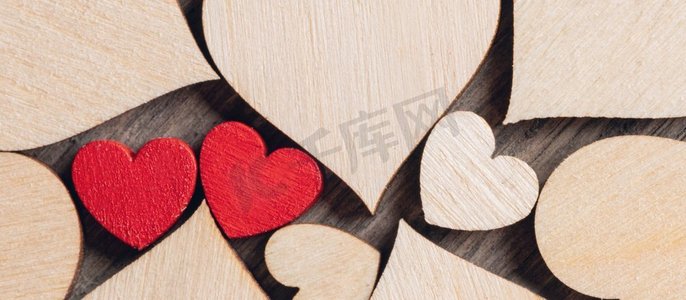 在许多无色的木心中，有两颗涂着红色的木心。两颗木质的彩绘红心