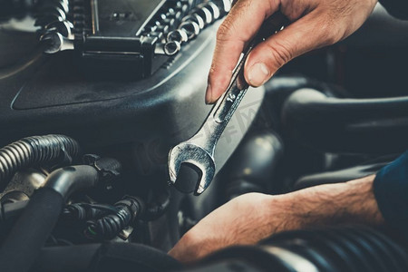专业的汽车修理工，提供汽车维修和保养服务。汽车服务的经营理念。