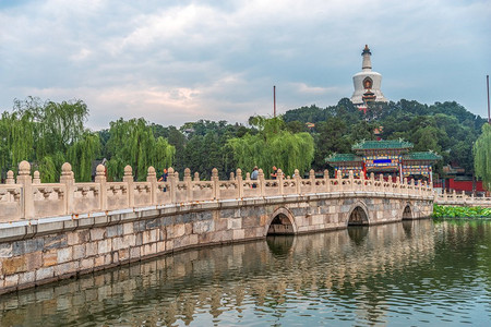 北海公园是北京紫禁城西北部的皇家园林。