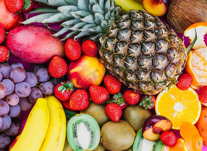 葡萄；草莓；菠萝；猕猴桃；杏；香蕉和整个菠萝