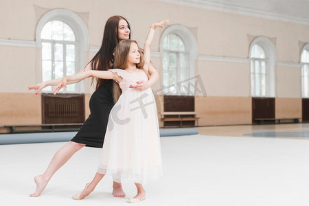 女孩芭蕾舞教师一起跳舞舞蹈工作室